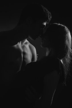 tutkulu kucaklayan erkekler ve kadınlar