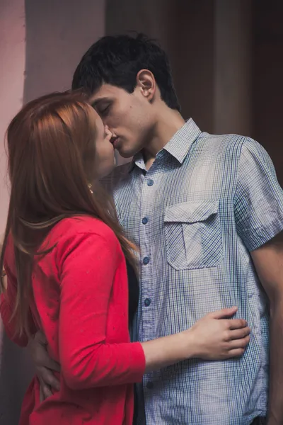 Jovem beijando o pescoço de seu amante — Fotografia de Stock