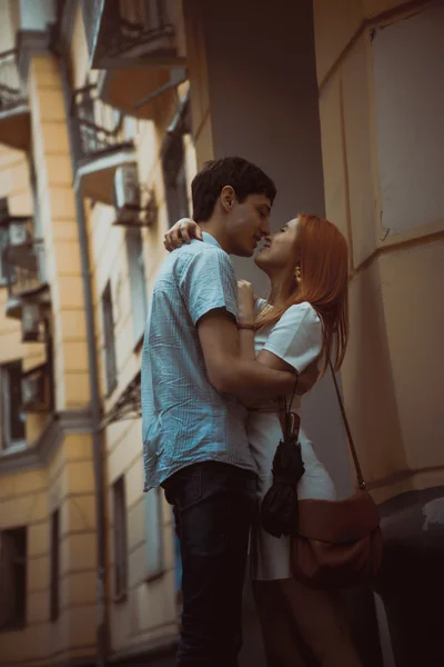 Jovem beijando o pescoço de seu amante — Fotografia de Stock