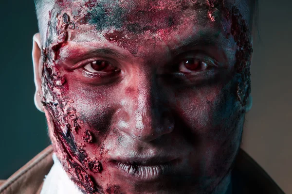 Portrét děsivě zlé zombie v noci — Stock fotografie