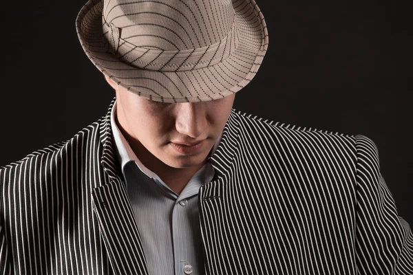 Человек в серой шляпе — стоковое фото