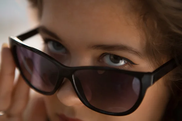 American redhead girl in suglasses. Photo in 60s style. — Stock Photo, Image