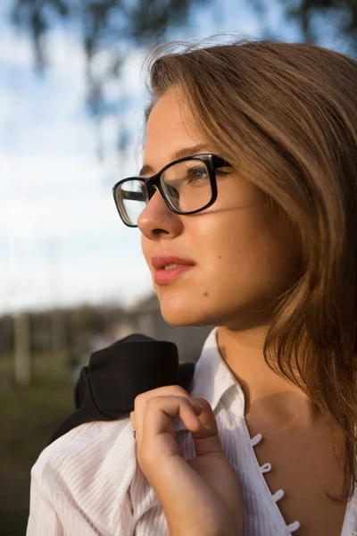 Eine schöne junge Geschäftsfrau, die draußen spazieren geht — Stockfoto