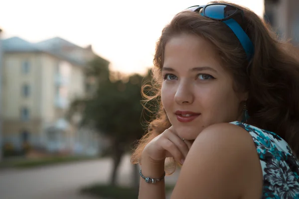 Chica pelirroja americana en gafas de sol. Foto en estilo 60 . — Foto de Stock