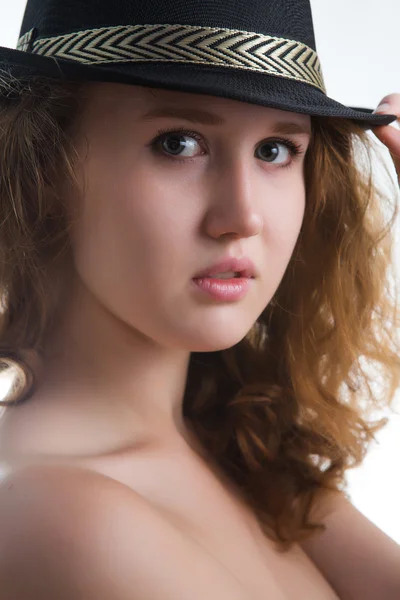 Egy kalap, egy szép meztelen test, érzéki lány. — Stock Fotó