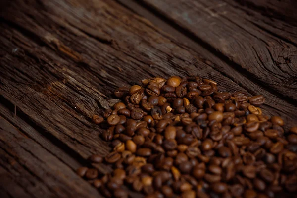 Coffee on grunge wooden background Fresh coffee beans on wood and linen bag, ready to brew delicious coffee — Stock Photo, Image