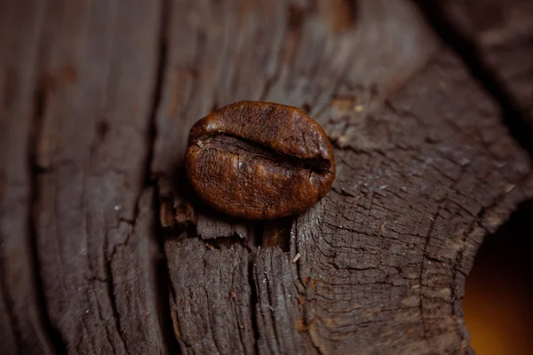 Café en granos de café grunge fondo de madera fresca sobre madera y bolso de lino, listo para colar café delicioso — 图库照片