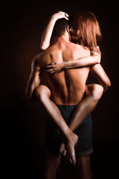 情熱的な抱擁の男性と女性 — ストック写真