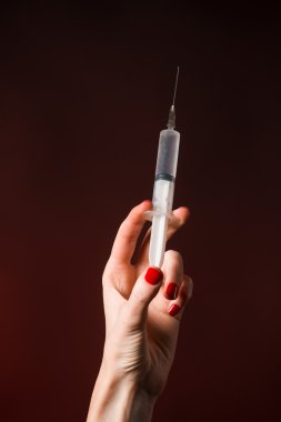 siyah arka plan üzerine bir şırınga izole