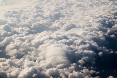 bulutlar ve güneş ışınları ile dramatik mavi gökyüzü