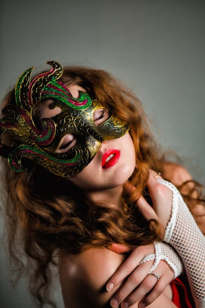 Menina bonita em máscara de carnaval com cabelos longos encaracolados. Férias de mascarada — Fotografia de Stock