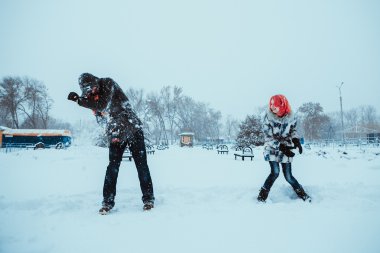Kış parkında mutlu genç çift