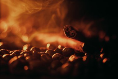 Kahve çekirdekleri ve tarçın çubukları.