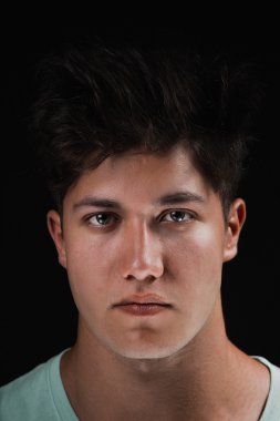 siyah arka plan üzerinde çekici bir genç adam