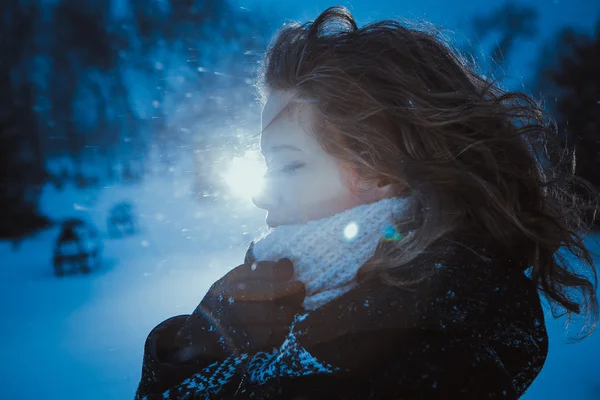 Talvi tyttö — kuvapankkivalokuva