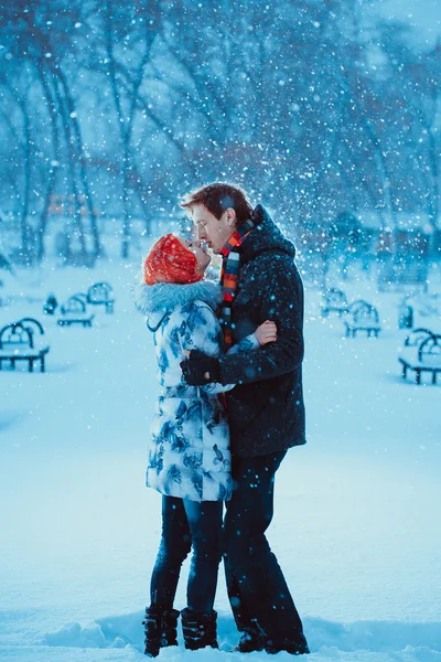 Glückliches junges Paar im Winterpark — Stockfoto