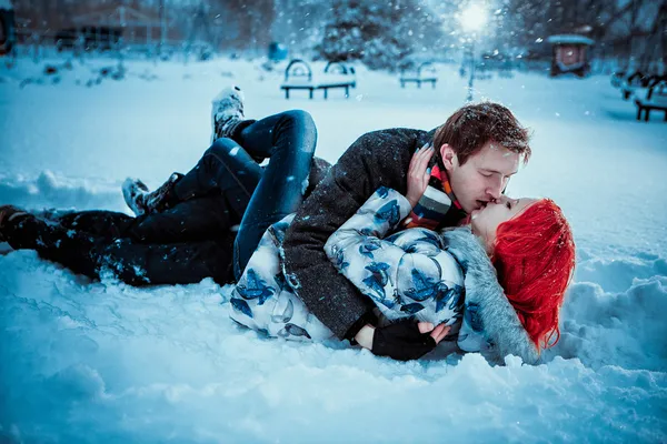 Happy Young Couple in Winter Park having fun.Family Outdoors. love kiss — Stock Photo, Image