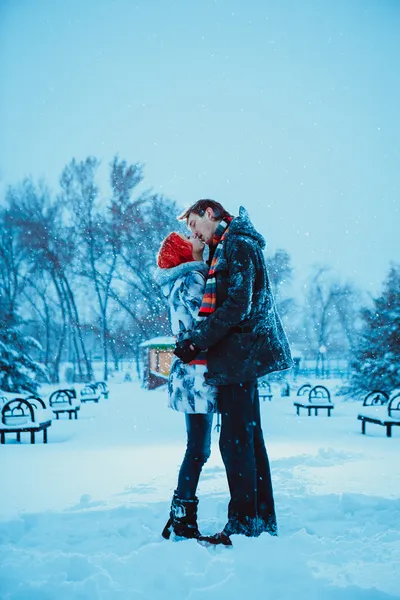 Feliz pareja joven en el parque de invierno —  Fotos de Stock