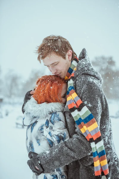 Šťastný mladý pár v zimním parku — Stock fotografie