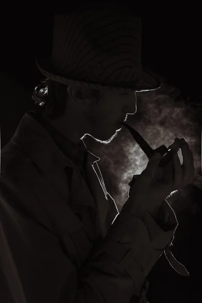 Svarta och vita gammaldags porträtt av leende man med cigarr — Stockfoto