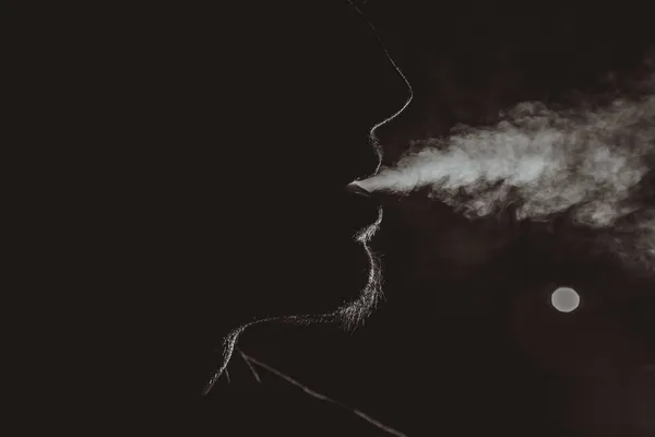 Jongeman aan het roken — Stockfoto