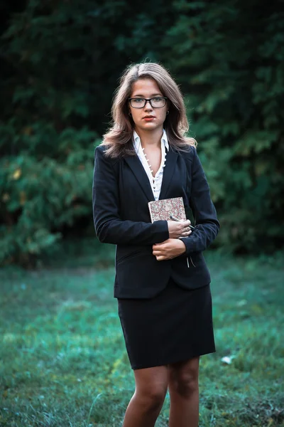 Menina bonita lendo um livro sobre a natureza — Fotografia de Stock