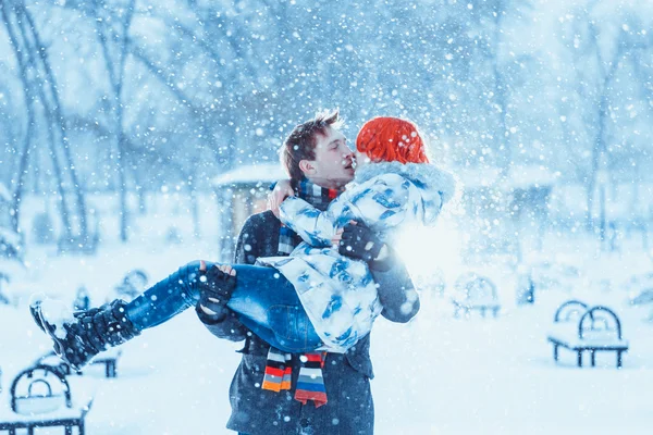 Boldog fiatal pár a téli parkban — Stock Fotó