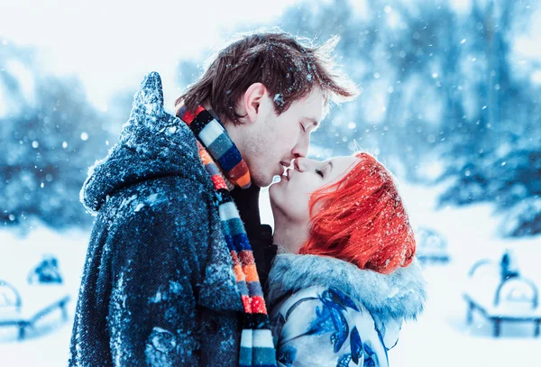 Feliz pareja joven en el parque de invierno —  Fotos de Stock