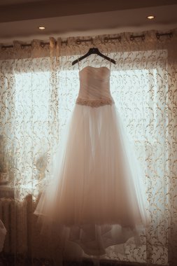 Gelinlik Pencerede Asılı