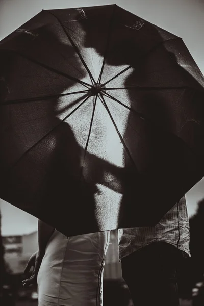 Love in the rain — Stock Photo, Image