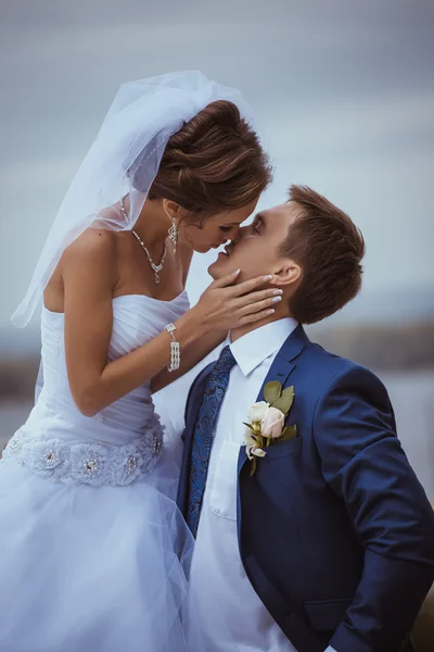 若い結婚式のカップルのキス. — ストック写真