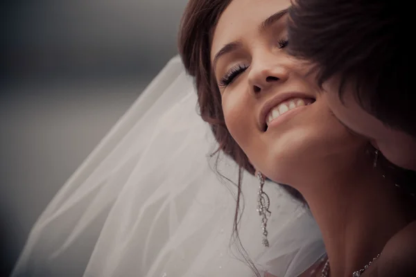 Young wedding couple kissing. — Stock Photo, Image