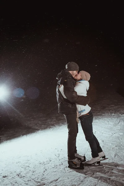 Pareja joven en invierno pista de patinaje — Foto de Stock