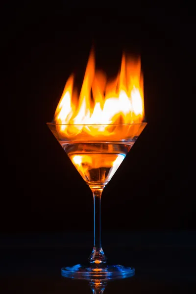 Farbenfroher Koktail in Flammen — Stockfoto
