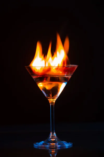 Farbenfroher Koktail in Flammen — Stockfoto