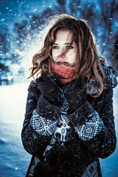 Belle fille brune soufflant la poussière d'étoile portrait d'hiver — Photo