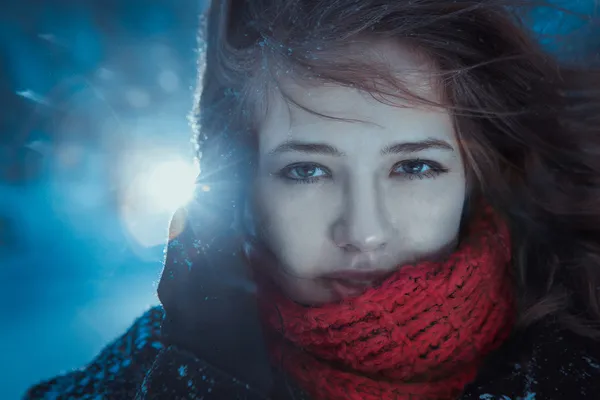 Девушка-брюнетка, раздувающая звездную пыль - зимний портрет — стоковое фото