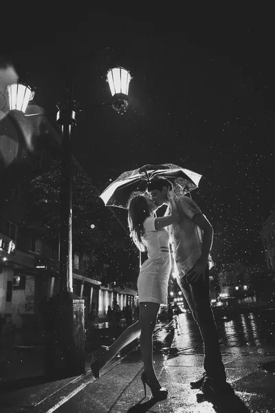 Amor bajo la lluvia — Foto de Stock