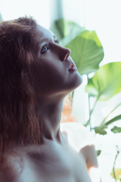 Linda senhora morena posando em luz branqueada — Fotografia de Stock