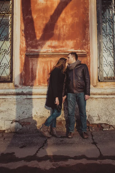 Vista de perfil de una atractiva pareja —  Fotos de Stock