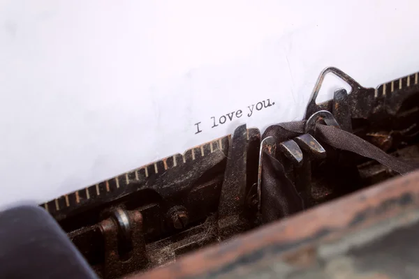 我爱你消息类型上的老式打字机 — 图库照片