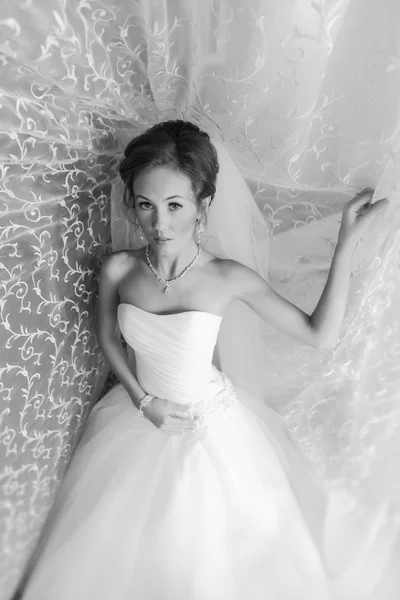 Schwarz-Weiß-Porträt einer schönen Braut in Nahaufnahme, die aus dem Sonnenlicht leuchtet — Stockfoto