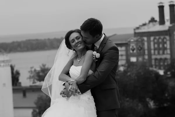 Pareja feliz el día de la boda. Novia y novio . —  Fotos de Stock