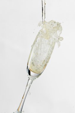 beyaz şarap cam, beyaz zemin üzerine izole dışarı sıçramasına