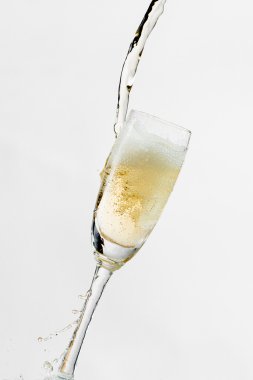 beyaz şarap cam, beyaz zemin üzerine izole dışarı sıçramasına