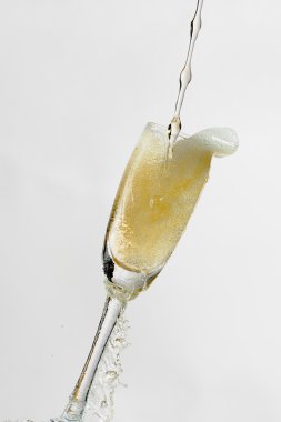 beyaz şarap cam, beyaz zemin üzerine izole dışarı sıçramasına