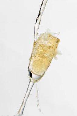 beyaz şarap cam, beyaz zemin üzerine izole dışarı sıçramasına