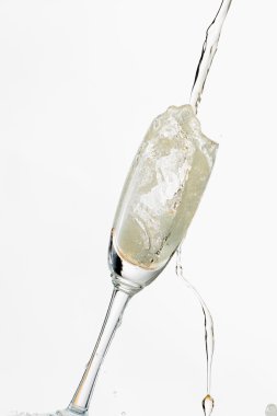 beyaz şarap cam, beyaz zemin üzerine izole dışarı sıçramasına