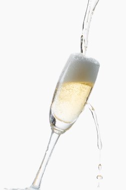 beyaz şarap cam, beyaz zemin üzerine izole dışarı sıçramasına