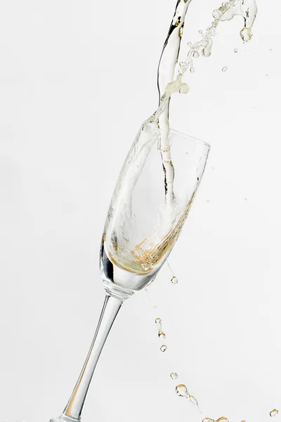 Vino blanco salpicando de vidrio, aislado sobre fondo blanco — Foto de Stock
